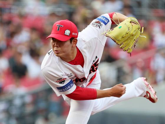 투구하는 성영탁 (광주=연합뉴스) 조남수 기자 = 8일 광주기아챔피언스필드에서 열린 프로야구 한화 이글스와 KIA 타이거즈의 경기. KIA 성영탁이 4회에 투구하고 있다. 2025.6.8 iso64@yna.co.kr (끝) 〈저작권자(c) 연합뉴스, 무단 전재-재배포, AI 학습 및 활용 금지〉