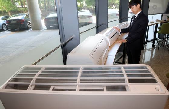 한국소비자원이 23일 정부세종청사 공정거래위원회 기자실에서 소비자 선호도가 높은 벽걸이형 에어컨 5개 제품에 대한 성능 및 안전성 등을 시험·평가한 비교정보를 제공했다. 사진은 직원이 해당 시험제품을 살펴보는 모습. 연합뉴스