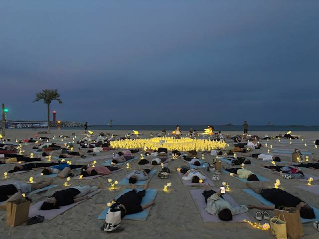 ▲ 지난 21일 별빛 요가가 고성군 죽왕면 봉수대 해변에서 열려 참여한 요가인들이 가장 편한 자세로 누워 명상을 하고 있다. 김주현 기자