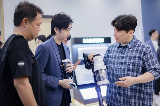 태국 방콕에서 열린 삼성전자 동남아 테크 세미나에서 참석자들이 세계 최고 흡입력의 '비스포크 AI 제트 400W' 청소기에 대한 설명을 듣고 있다. 사진=삼성전자 제공