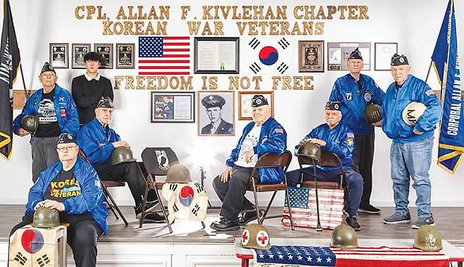 로이 김(맨 뒷줄 왼쪽 두 번째) 학생이 지난 3월 15일 장진호 전투 이야기를 다른 ‘초신 히어로즈’ 프로젝트에서 참전용사들과 함께한 모습을 사진작가 라미(Rami)가 촬영했다.