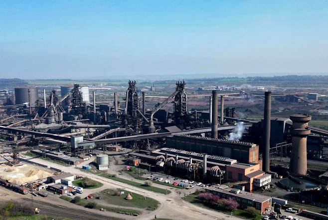 2025년 4월 10일 촬영된 항공 사진은 영국 북동부 링컨셔 북부에 있는 마지막 제철소 '브리티시 스틸'의 스컨소프 공장 전경. 영국 노동당은 경영난을 겪고 있는 브리티시 스틸의 국유화를 고려하고 있다. 사진=연합뉴스