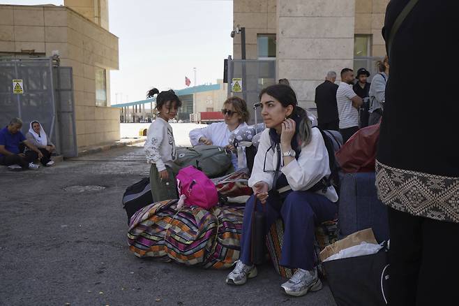 전쟁 피해…고향 떠나는 이란인들 이스라엘 공습을 피해 튀르키예로 피란한 이란인들이 22일(현지시간) 튀르키예 카피코이 국경 검문소에서 대기하고 있다. AP연합뉴스