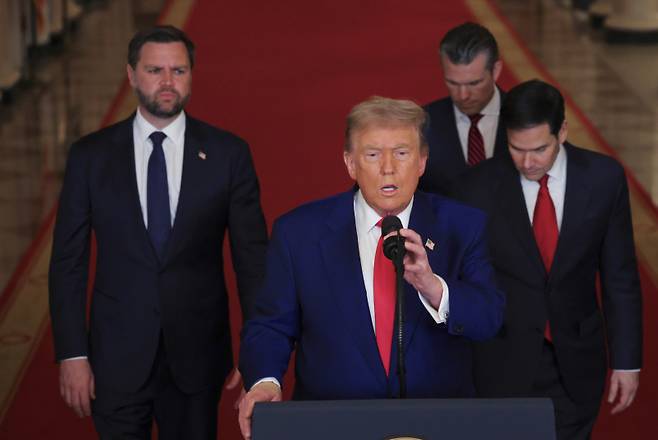 도널드 트럼프 대통령이 지난 21일(현지시간) 워싱턴 백악관 이스트룸에서 연설하고 있다. AP=연합뉴스