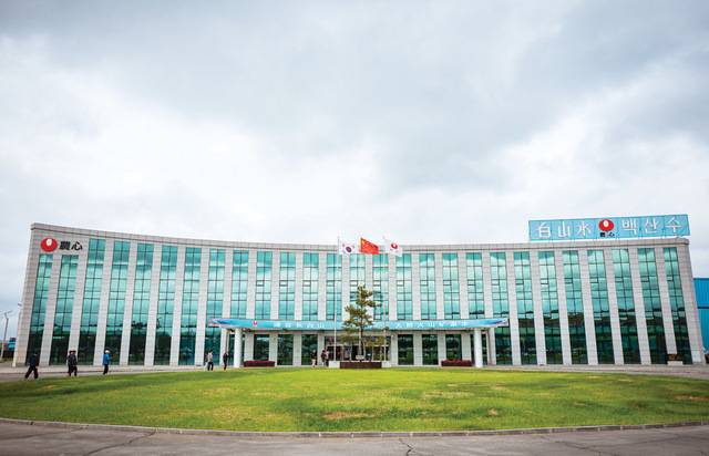 농심 백산수 신공장은 1분에 백산수 2550병을 만드는 생산능력을 보유하고 있다. 부지 면적은 29만㎡(약 8만8000평)에 달한다. 사진은 농심 백산수 신공장 전경. 옌볜=윤웅 기자