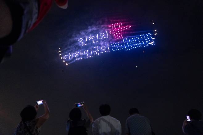 1883 상상플랫폼 야시장 드론쇼. 인천관광공사 제공