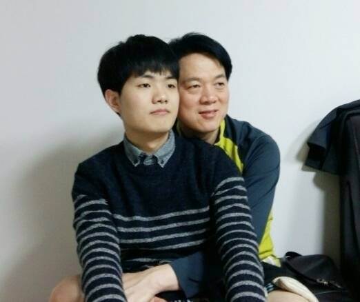 부친 유해기씨 품에 안겨 있는 고(故) 유신형 중위 어릴적 모습. 유 중위 가족 제공