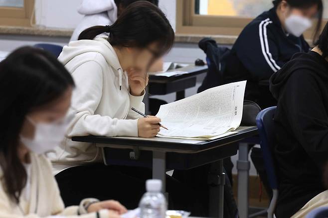 2025학년도 대학수학능력시험이 실시된 지난해 11월 14일 오전 서울 영등포구 여의도여자고등학교에서 수험생들이 시험 시작을 기다리고 있다. 매경DB