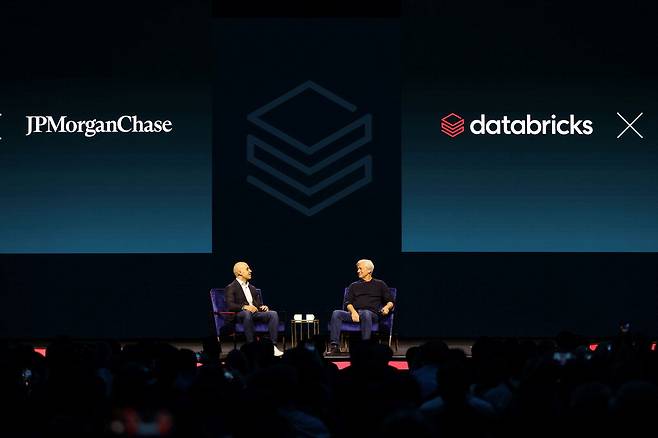 제이미 다이먼 JP모건체이스 회장 겸 CEO(오른쪽)가 알리 고드시 데이터브릭스 CEO와 '데이터브릭스'의 연례 행사 '데이터+AI 서밋'에서 대화를 나누고 있다. 데이터브릭스