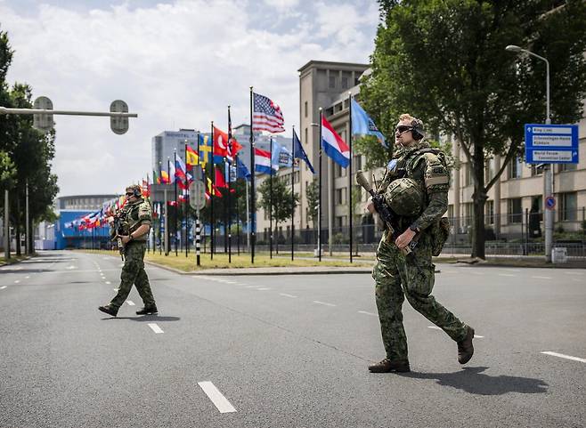 나토정상회의 앞두고 보안 강화22일(현지시간) 북대서양조약기구(NATO·나토) 정상회의 개막을 이틀 앞두고 무장한 보안요원들이 행사가 열리는 장소인 네덜란드 헤이그의 월드포럼센터 주변을 순찰하고 있다. EPA연합뉴스