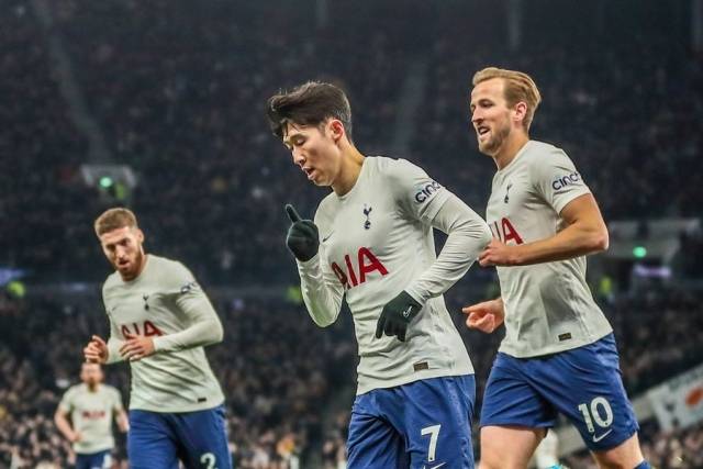 ‘풋볼 인사이더’는 “(엔제)포스테코글루 경질 후 팬들 사이에선 큰 반발이 있었다. 만약 프랑크 감독의 첫 결정이 손흥민 방출이라면 팬들의 분노는 더욱 커질 것이다”라며 “그러나 프랑크가 (브라이언)음뵈모 영입에 성공한다면 손흥민은 벤치로 물러날 가능성이 크다. 그가 잔류한다고 해도 (앙투안)세메뇨 영입까지 고려하는 지금 상황에선 다음 시즌 출전 시간 확보는 더 어려워질 수 있다”고 바라봤다. 사진=더 스퍼스 웹 SNS