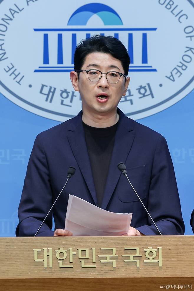 김민석 국무총리 후보자 검증을 위한 인사청문 특별위원회 소속 국민의힘 주진우 의원이 18일 오후 서울 여의도 국회 소통관에서 김 후보자의 수입 5억 1,000만원 및 지출 13억원 차이 관련 자료를 요구하며 기자회견을 하고 있다. 2025.6.18/뉴스1 Copyright (C) 뉴스1. All rights reserved. 무단 전재 및 재배포, AI학습 이용 금지.