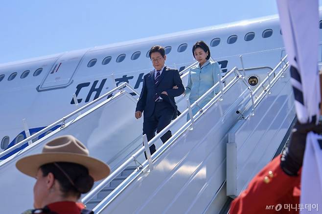 (서울=뉴스1) 박지혜 기자 = 대통령실은 주요 7개국(G7) 정상회의에 참석한 이재명 대통령이 16일(현지시간) 캐나다 앨버타주 캘거리국제공항에 도착해 김혜경 여사와 공군 1호기에서 내리는 모습을 19일 SNS를 통해 공개했다. (이재명 대통령 SNS. 재판매 및 DB 금지) 2025.6.19/뉴스1 Copyright (C) 뉴스1. All rights reserved. 무단 전재 및 재배포, AI학습 이용 금지. /사진=(서울=뉴스1) 박지혜 기자