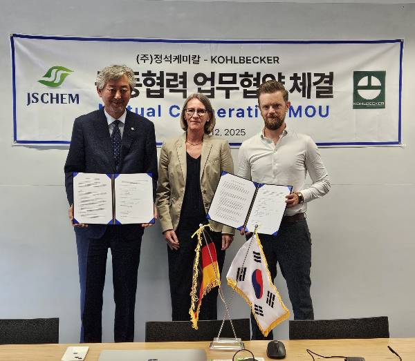 김용현 정석케미칼 대표(사진 맨 왼쪽)와 베네딕트 곤돌프(Benedikt Gondolf) 콜베커 최고운영책임자(사진 맨 오른쪽)가 전략적 업무협약을 체결하고 기념사진을 찍고 있다/사진제공=정석케미칼