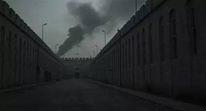 이스라엘은 정치범들 및 이중국적자 등 서방과 연계된 죄수들을 수감하는 에빈 교도소를 포함해 이란 정부의 목표물들을 공격하고 있다고 이스라엘 국방부가 23일 밝혔다. 이란은 에빈 교도소의 수감자들을 서방과 협상할 때 협상 카드로 활용해 왔었다. /사진=뉴시스(데칸 클로닉닷컴)