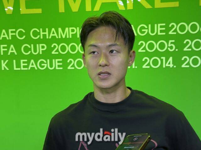 21일 전북 현대와 FC서울의 경기 후 믹스트존(공동 취재 구역)에서 만난 이승우/사진 = 최병진 기자