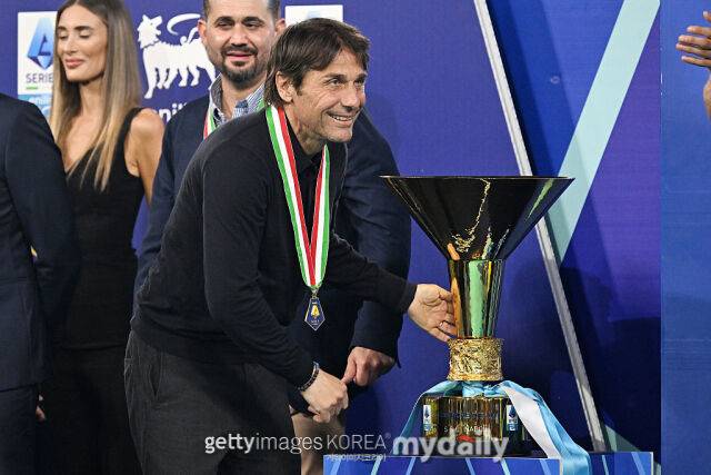 2024-25시즌 세리에 A 우승 트로피를 들어 올린 안토니오 콘테 감독. /게티이미지코리아