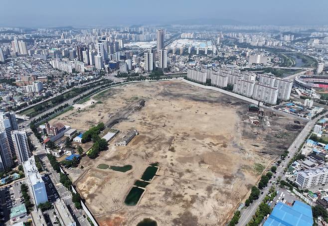 광주 북구가 지역 첫 복합쇼핑몰인 ‘더현대광주’의 건축을 교통문제 개선을 조건부로 최종 승인했다. 복합쇼핑몰과 인근 대규모 재개발 사업으로 인해 하루 교통량이 최대 29만대까지 늘어날 것으로 분석, 더현대광주 법인에 교통개선대책 마련을 조건으로 제시하며 건축 허가를 승인했다. 사진은 18일 ‘더현대광주’가 들어서게 될 북구 임동 옛 전남ㆍ일신방직 터 모습. <연합뉴스>