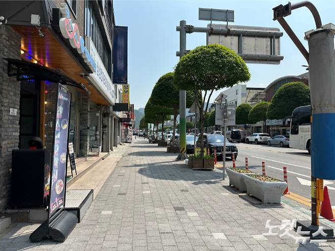 충청북도 단양군 시내 모습. 점심시간대에도 불구하고 거리가 한산하다. 지속해서 인구가 감소하고 있는 단양군은 지난 2021년 행정안전부 지정 인구감소 지역으로 선정됐다. 단양=최보금 기자