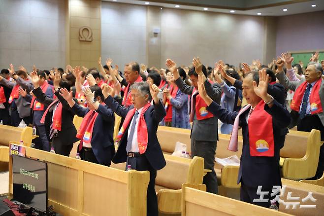 영덕군기독교연합회와 포항CBS는 20일 강구교회에서 '산불피해 극복을 위한 영덕 미스바 밤샘회개 기도성회'를 개최했다. 유상원 아나운서