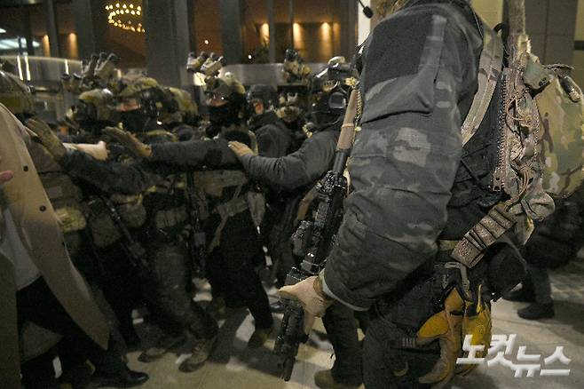 지난해 12월 3일 윤석열 전 대통령이 비상계엄을 선포한 가운데 서울 여의도 국회에서 경내로 진입하려는 계엄군과 저지하려는 시민 및 국회 관계자들이 대치하고 있다. 박종민 기자