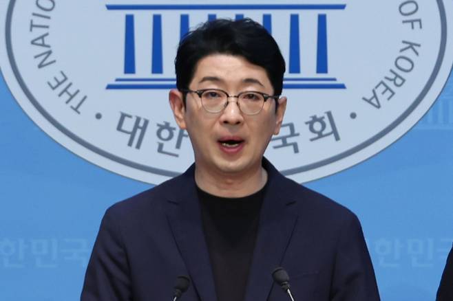 국무총리 인사청문특위 위원인 국민의힘 주진우 의원이 18일 서울 여의도 국회 소통관에서 김민석 후보자의 재산 의혹과 관련, 자금 출처를 밝힌 자료 제출을 요구하고 있다. 연합뉴스