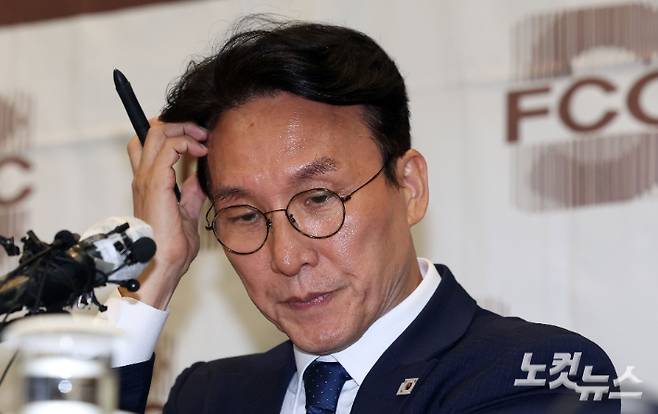 김민석 국무총리 후보자가 17일 오후 서울 중구 프레스센터에서 열린 외신기자간담회에서 자료를 살펴보고 있다. 류영주 기자