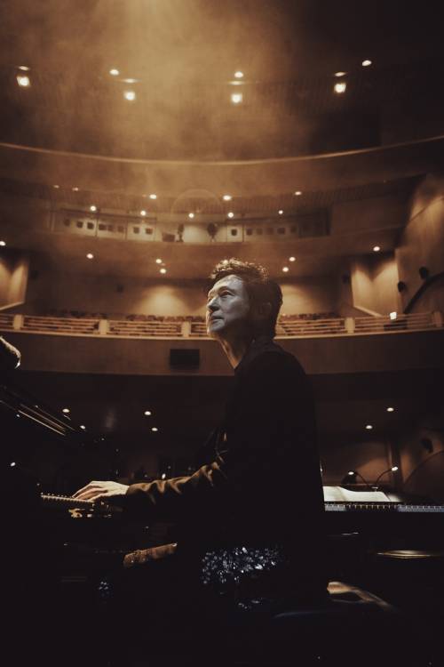 피아니스트이자 작곡가, 음악감독으로 활동하는 세계적인 크로스오버 음악가 양방언이 피아노를 연주하고 있다. 그는 22일 서울신문과의 인터뷰에서 “음악엔 경계를 넘는 힘이 있다”며 한일 양국 간의 감정과 기억을 ‘승화’해 나가자고 말했다. 엔돌프뮤직 제공