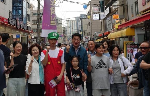 ‘샤로수길 청춘오락실’ 참석한 박준희 관악구청장 - 박준희(가운데) 관악구청장이 지난 21일 서울 관악구 샤로수길에서 열린 ‘청춘오락실’에 참여한 주민들과 기념 사진을 찍고 있다. 관악구 제공