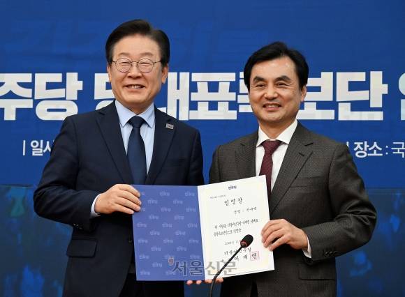 이재명 더불어민주당 대표가 11일 서울 여의도 국회에서 열린 더불어민주당 당대표특보단 임명장 수여식에서 총괄특보단장으로 임명된 안규백 의원에게 임명장을 수여하고 있다. 2024.11.11 오장환 기자