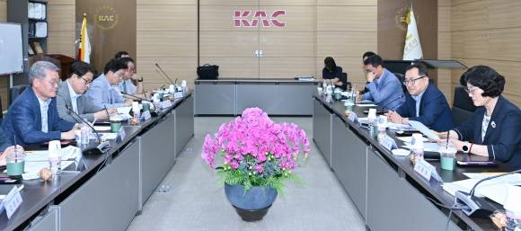 홍성주 대구시 경제부시장(오른쪽 두번째)이 23일 대구공항에서 ‘대구공항 국제선 활성화 전략회의’를 주재하고 있다. 대구시 제공