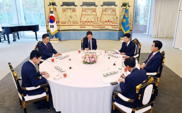 이재명 대통령이 22일 서울 한남동 관저에서 열린 여야 지도부와의 오찬에서 김용태 국민의힘 비상대책위원장의 발언을 듣고 있다. 왼쪽부터 시계방향으로 강훈식 대통령비서실장, 김병기 더불어민주당 당대표 직무대행 겸 원내대표, 이 대통령, 김용태 국민의힘 비상대책위원장, 송언석 원내대표, 우상호 대통령실 정무수석. 연합뉴스