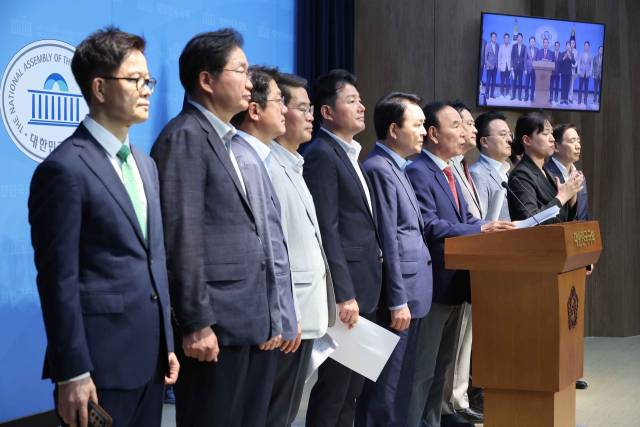 해수부 이전 반대 성명서 발표하는 국민의힘 의원들 (서울=연합뉴스) 김주형 기자 = 국민의힘 박덕흠, 성일종 의원 등 충청권 의원 및 당협위원장들이 23일 서울 여의도 국회 소통관에서 해양수산부 부산 이전을 반대하는 성명서를 발표하고 있다. 2025.6.23 kjhpress@yna.co.kr (끝) <저작권자(c) 연합뉴스, 무단 전재-재배포, AI 학습 및 활용 금지>