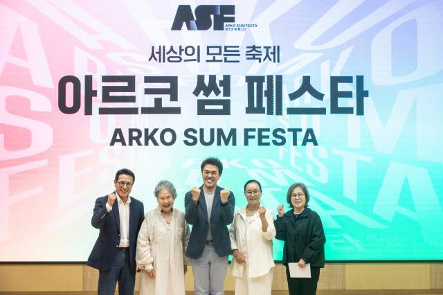정병국(왼쪽) 아르코 위원장과 연극계의 대모 박정자(왼쪽 두 번째) 배우, 백윤학(가운데) 지휘자 등이 23일 ‘아르코 썸 페스타’ 출범 기자간담회에서 기념 촬영을 하고 있다. 사진 제공=아르코