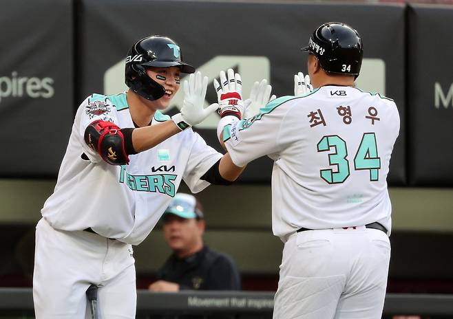 지난 19일 광주 KT전에서 2회말 선제 솔로홈런을 친 최형우와 하이파이브하는 오선우. 광주 | 연합뉴스