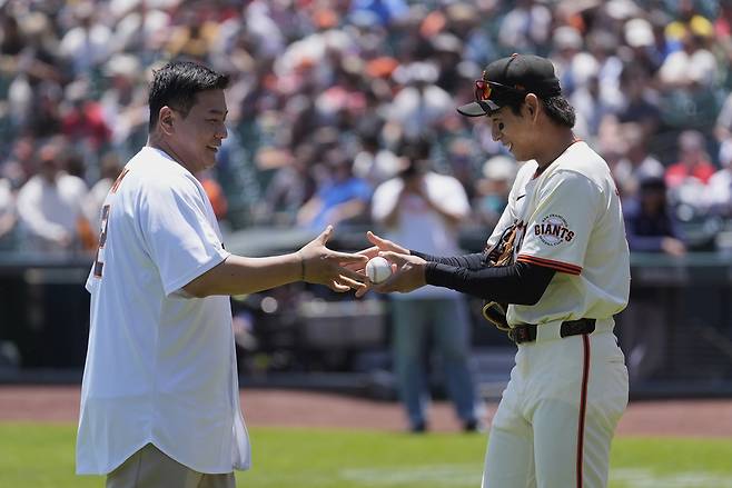 이정후가 23일 보스턴전에서 시구한 김태균에게 볼을 전달하고 있다. AP연합뉴스