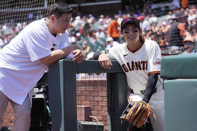 샌프란시스코 이정후(오른쪽)가 한화 레전드 김태균과 23일 샌프란시스코와 보스턴의 경기 전 웃으며 대화하고 있다. AP통신|연합뉴스