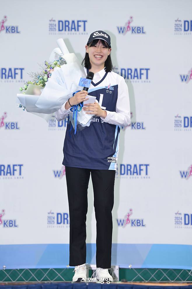 2024~2025 WKBL 신인선수 드래프트에서 전체 1순위로 지명된 인천 신한은행 홍유순. 홍유순은 일본 오사카산업대학교 중퇴 후 한국 프로무대에 도전했다. WKBL 제공