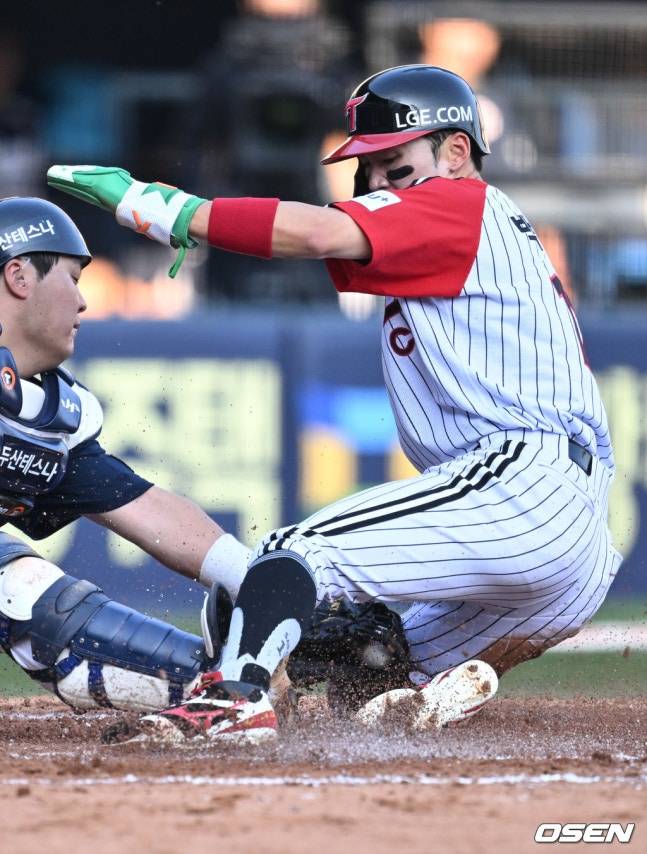 LG 박해민이 22일 잠실 두산전 3회말 오스틴의 중견수 뜬공에 홈까지 쇄도해 득점을 만들었다.