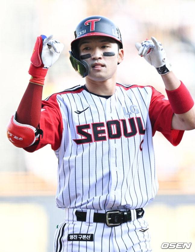 LG 박해민이 22일 잠실 두산전 3회말 1사 1, 3루에서 적시타 후 세리머니를 하고 있다.