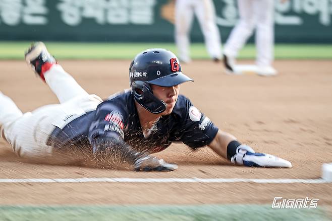 롯데 자이언츠 고승민이 올해 정규시즌 경기에 출전해 3루에 슬라이딩하고 있다. 롯데 자이언츠
