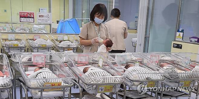 신생아 보살피는 의료진 (인천=연합뉴스) 임순석 기자 = 26일 인천 미추홀구 아인병원에서 의료진이 신생아들을 보살피고 있다. 통계청은 이날 지난해 출생아 수가 23만 8천 3백 명으로 1년 전보다 8천 3백 명 늘었다고 발표했다. 출생아 수가 증가한 것은 2015년 이후로 9년 만이다. 2025.2.26 soonseok02@yna.co.kr