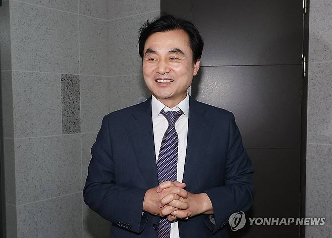 안규백 의원, 국방부 장관 후보자로 지명 (서울=연합뉴스) 박동주 기자 = 국방부 장관 후보자로 지명된 더불어민주당 안규백 의원이 23일 국회 의원회관 의원실을 나서고 있다. 2025.6.23 pdj6635@yna.co.kr