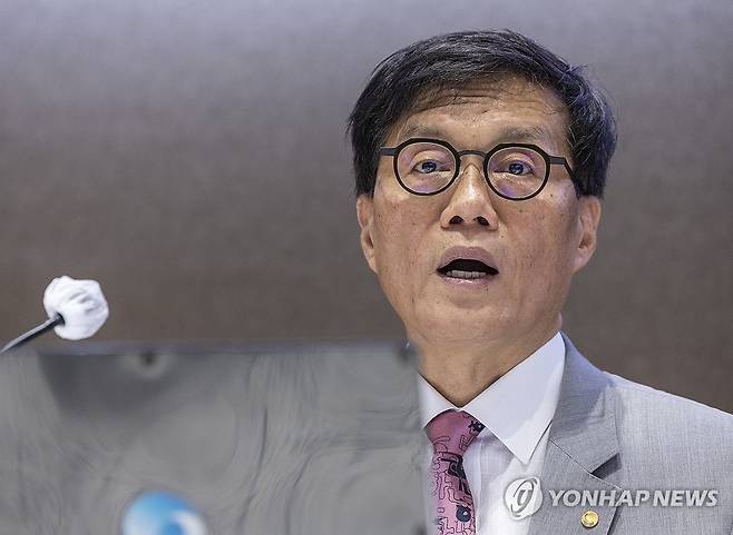 이창용 한국은행 총재 (서울=연합뉴스) 황광모 기자 = 이창용 한국은행 총재가 18일 서울 중구 한국은행 별관에서 '가공식품, 주거비 등 생활물가 평가와 향후 주요물가 동인 점검'을 주제로 열린 2025 상반기 물가 설명회에 참석해 물가 상승 요인에 대해 설명하고 있다. 2025.6.18 hkmpooh@yna.co.kr