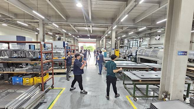 가족 친화적 복지제도를 도입한 제이오택 회사에 임직원 가족들이 방문하며 함께 견학하고 있다. (사진=제이오텍)