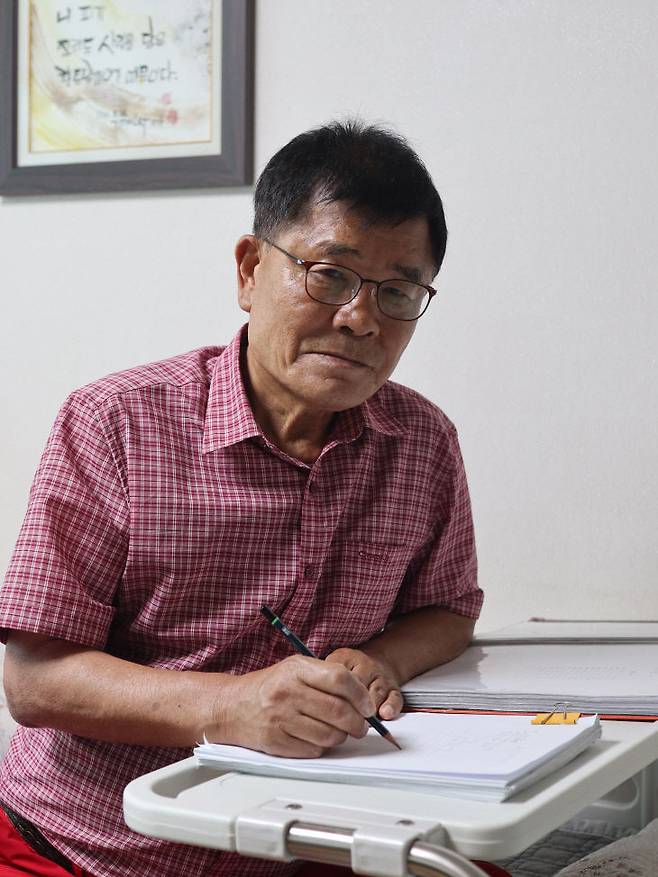 한정민 시인이 대전 신탄진 자택에서 매일 이뤄지는 새벽 3시 30분 시창작에 대해 설명하고 있다. (사진=임병안 기자)