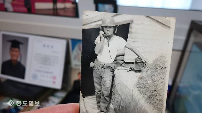 한정민 시인은 베트남 파병과 전매청 근무, 자신과 아내의 암 투병의 시간을 시창작으로 기록했다. 사진은 베트남 파병때 모습.