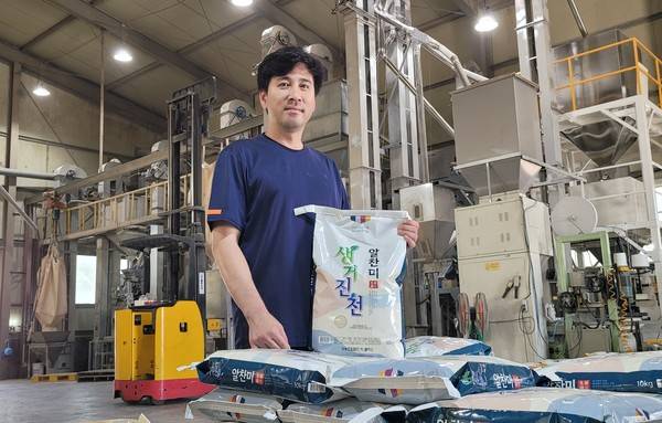 ▲ 김태규 미플러스 3대 사장이 10㎏ 포장지에 담긴 생거진천알찬미를 들어 보이고 있다. 사진=김진식 기자