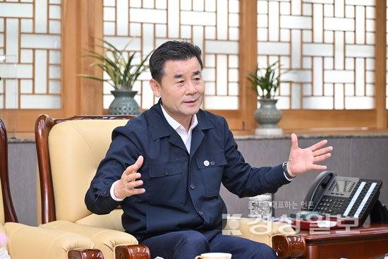 ▲ 취임 3주년을 맞은 김영길 울산 중구청장이 최근 본보와의 인터뷰에서 그간의 소회와 융성하는 중구를 위한 앞으로의 계획을 설명하고 있다. 울산 중구청 제공