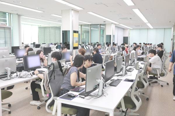 (재)경산이노베이션아카데미가 오는 7월 14일 시작되는 '3기 B 라피신(La Piscine)' 교육 과정에 참여할 인재를 모집하고 있다. 라피신 교육장면. (재)경산이노베이션아카데미.